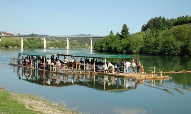 Doživite zgodbo izkušenih flosarjev in se podajte na nepozabno vožnjo.
